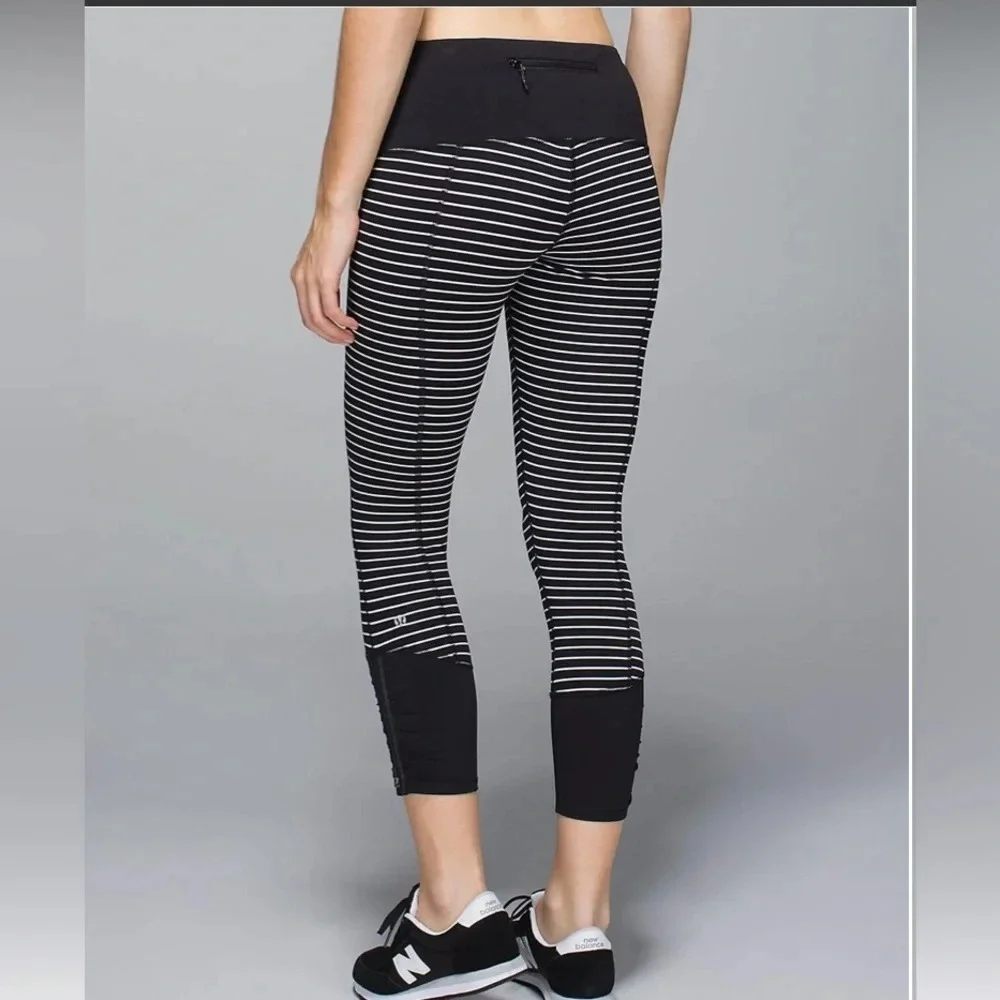 ! Lululemon Run day Crops Size 4 stripped black and white